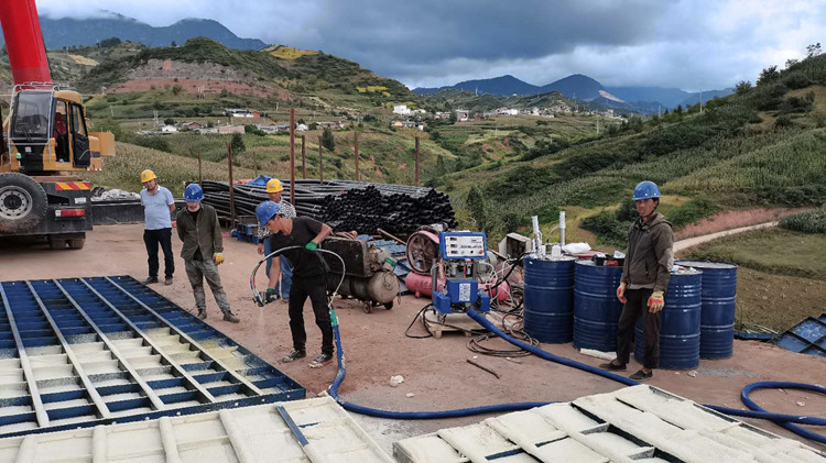 1635738008195736.jpg 聚氨酯發(fā)泡機.jpg