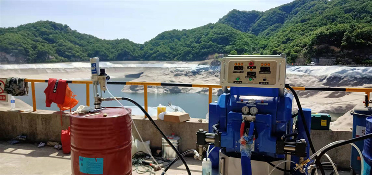 水利大壩聚脲噴涂設(shè)備 水利大壩聚脲噴涂設(shè)備