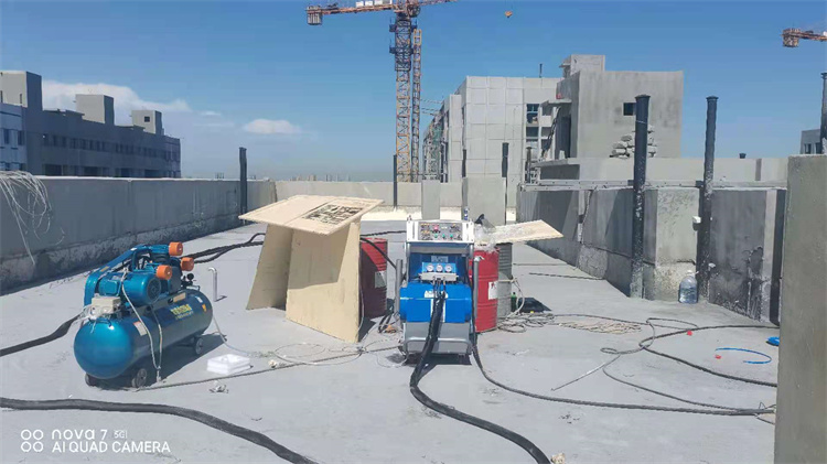 1636006638469530.jpg 屋頂噴涂聚氨酯發(fā)泡機 (3).jpg