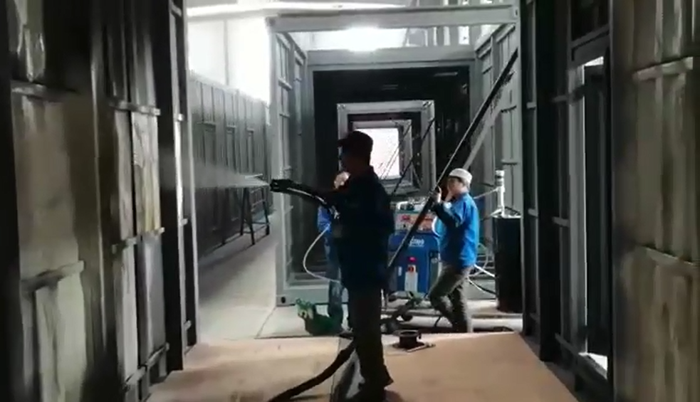 聚氨酯噴涂車廂保溫現(xiàn)場 聚氨酯噴涂車廂保溫現(xiàn)場